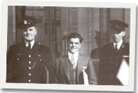 Y cwnstabl Emrys Davies, James Morris James a B. Waddleton