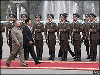 شمالی کوریا کے کمیونسٹ رہنما کِم جونگ اِل اور جنوبی کوریا کے صدر روہ موہیان گارڈ آف آنر کا معائنہ کر رہے ہیں