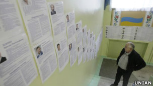 На виборчій дільниці у Києві 