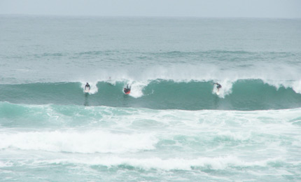 3's a crowd, check the perfect stance of the inside surfer. A few serious wipeouts only seconds away on this one. Pic Ian P, Oct 06