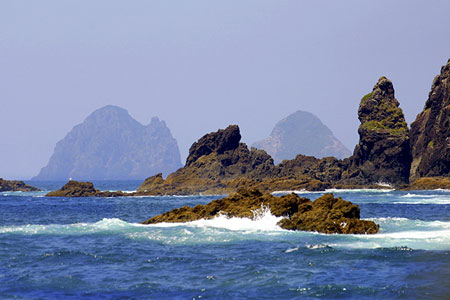 Sea and rocks, photo by Tom Ang