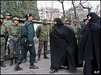 دو خانم از کنار نیروهای انتظامی بیرون سفارت دانمارک در تهران رد میشوند