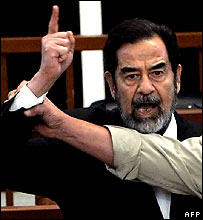 Saddam Hussein durante seu julgamento