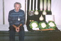 Gwynfryn Davies â'i gasgliad o lysiau a'r wobr gyntaf yn Sioe Sir Amwythig