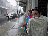New Orleans'ta sığındıkları yerde gelişmeleri izleyen iki genç