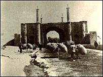 یکی از دروازه های تهران قدیم