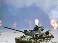 Yanan petrol kuyuları önünde bir ABD tankı