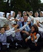 Enillydd y Gadair, gyda rhai o'r dawnswyr