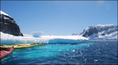 在南极划皮划艇
