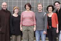 Cyfarwyddwr Artistig Theatr Genedlaethol Cymru, Cefin Roberts a'r Cyfarwyddwr Artistig Cynorthwyol, Judith Roberts (ail o'r dde) gydag actorion craidd y cwmni, Carys Eleri Evans, Rhian Blythe, Owain Arwyn a Dave Taylor.