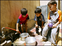 Irak'ta kovalara su dolduran çocuklar