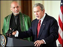 George Bush ve Hamid Karzai