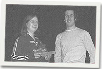 Gwen Sims Williams, Gwarcwm, Capel Madog, enillydd Tlws Coffa Trystan Maelgwyn gyda'r beirniad Eirug Salisbury