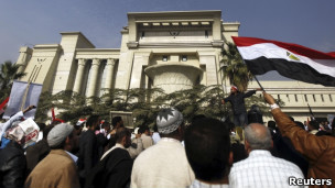 دادگاه عالی مصر در محاصره طرفداران رئیس جمهور