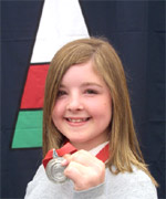 Sara o Ysgol Morgan Llwyd - enillydd Prif Wobr Celf, Dylunio a Thechnoleg yr Eisteddfod.