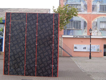 Cerflun Dylan Thomas dan orchudd