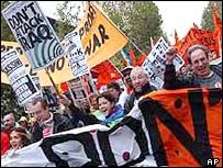  جلوس برطانوی پارلیمنٹ کے سامنے سے گزرتا ہوا ٹرافالگر سکوئر پہنچا۔ 