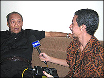 Menurut Syafii, kunci pluralisme adalah mewujudkan persaudaraan universal dengan menghargai perbedaan