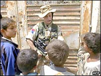 سرباز بريتانيايی و کودکان بصره