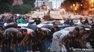 People praying in front of tanks in Cairo 30th January 2011