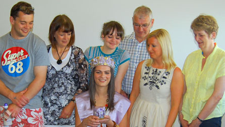 Y teulu'n dathlu llwyddiant Lleucu