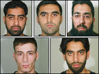 No sentido horário, a partir da esquerda: Jawad Akbar, Omar Khyam, Salahuddin Amin, Waheed Mahmood, Anthony Garcia