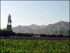Lenin statue in Khujand