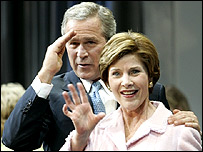 George Bush eşi Laura Bush'la