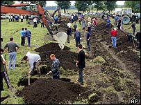Beslan'da topluca defnedilen cenazeler