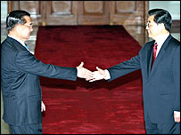 Lien Çan (solda), Çin lideri Hu Jintao'yla el sıkışırken 