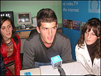 Nxënës shqiptarë duke bërë pyetjet