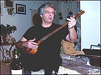 فرامرز اصلانی در هنگام نواختن سه تار