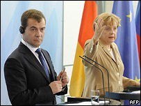 Dimitri Medvedev ve Angela Merkel