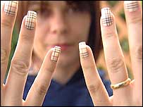 Burberry图案的指甲也流行