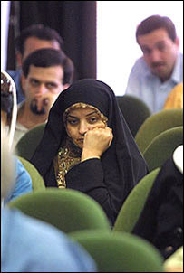 معصومه شفيعی در تحصن روزنامه نگاران ايرانی، به اظهارات مقامهای قضائی درباره همسرش، اکبر گنجی پاسخ گفت (عکس: خبرگزاری مهر)