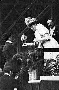 Queen Alexandra presents Italy's Dorando Pietri with a gold cup