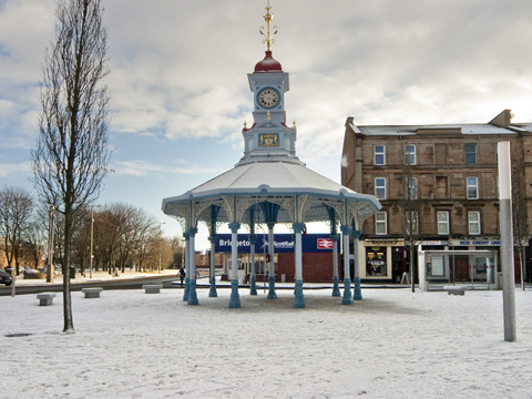 Colour view of Bridgeton Cross Shelter on a snowy day.