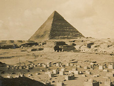 Pyramid yn yr Aifft adeg y rhyfel