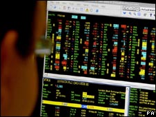 Người buôn chứng khoán nhìn màn hình ở London