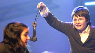 Miriam Powell-Davies a Lloyd Antrobus o Ysgol Glanrafon Yr Wyddgrug