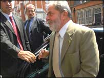 O presidente Luiz Inácio Lula da Silva chega à residência oficial da Embaixada do Brasil em Londres. Foto: Marcello Casal Jr/ABr 