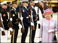 برطانیہ کی ملکہ رچمنڈ ائر پورٹ پر