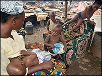 Afrikalı anne ve çocuklar