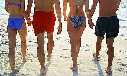 Jóvenes paseando por la playa