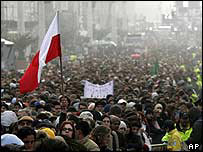 Papa'yı görmek için kuyrukta bekleyenler