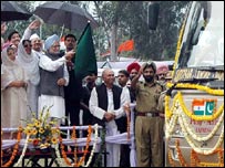 منموہن سنگھ بس کو الوداع کہہ رہے ہیں