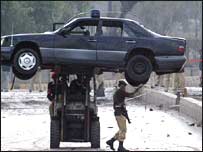 مشرف کے قافلے کی گاڑی