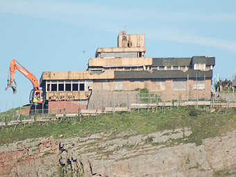 Dymchwel Gwesty'r Seventy Degrees. Yr olygfa o'r promenad yn Hen Golwyn.