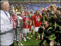 Manchester United celebrate winning the league