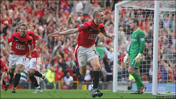 Darren Fletcher celebrates a goal against Manchester City